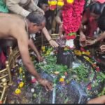 घृष्णेश्वरांच्या दर्शनाला रात्रीपासून रांगाः रांगेमधून भाविकांना तीन तासांत दर्शन; आज दोन लाख भाविक दर्शनाला येण्याचा अंदाज