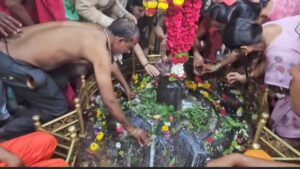 घृष्णेश्वरांच्या दर्शनाला रात्रीपासून रांगाः रांगेमधून भाविकांना तीन तासांत दर्शन; आज दोन लाख भाविक दर्शनाला येण्याचा अंदाज