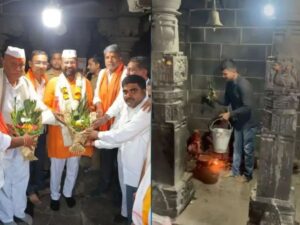 महाशिवरात्रीच्या दिवशी माजी मंत्र्यांच्या दर्शनानंतर वाद — नागेश्वर मंदिरात गोमूत्र शिंपडून ‘शुद्धीकरण’