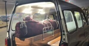 गादीत गुंडाळून तरुणीचा मृतदेह रिक्षातून नेताना आई-सावत्र वडील ताब्यात; खून की आत्महत्या?