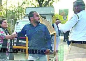 हायकोर्ट सिग्नलवर पोलिसांवर मद्यधुंद दुचाकीस्वाराचा हल्ला; पत्नीसमवेत अरेरावी, वाहतूक तासभर विस्कळीत