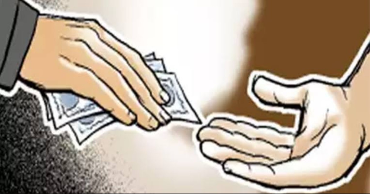 जिल्ह्यात एसीबीची धडक कारवाई; वैजापूरमध्ये ‘फोन पे’वरून लाच घेताना जलसंधारण अधिकारी रंगेहाथ, सोयगावात पोलिस पाटलाचा साथीदार ताब्यात तर मुख्य आरोपी फरार