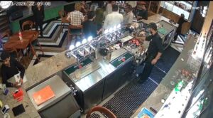 हॉटेलमध्ये दारूचे बिल टाळण्यासाठी दादागिरी; तलवार काढून दहशत, गुन्हा दाखल