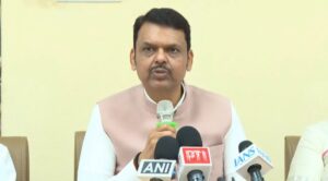 इंधन टंचाईवरून लॉकडाऊनची अफवा खोटी; अफवा पसरवणाऱ्यांवर कारवाई होणार – मुख्यमंत्री देवेंद्र फडणवीस