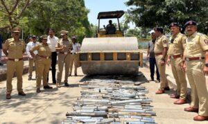 कर्णकर्कश आवाज करणारे 705 सायलेंसर पोलिसांनी केले नष्ट