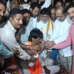 मनोज जरांगे यांनी मध्यरात्री उपोषण सोडले; सरकारसोबतच्या प्रदीर्घ चर्चेनंतर अखेर निर्णय !