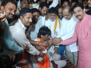 मनोज जरांगे यांनी मध्यरात्री उपोषण सोडले; सरकारसोबतच्या प्रदीर्घ चर्चेनंतर अखेर निर्णय !
